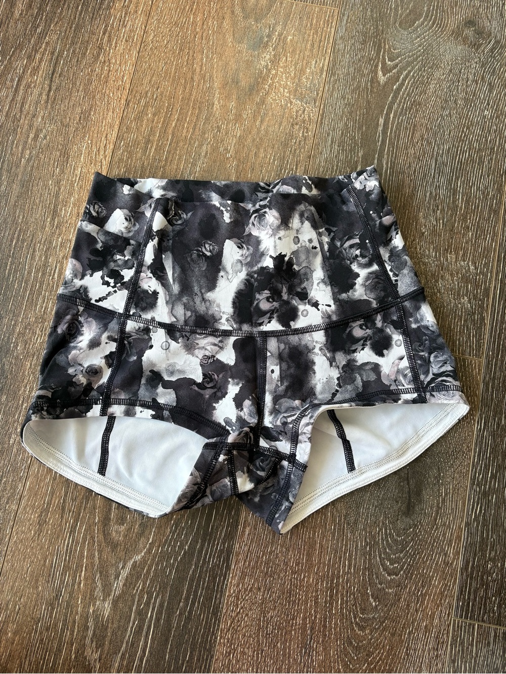 Lululemon Black Floral Wunder Short 2" Size 6